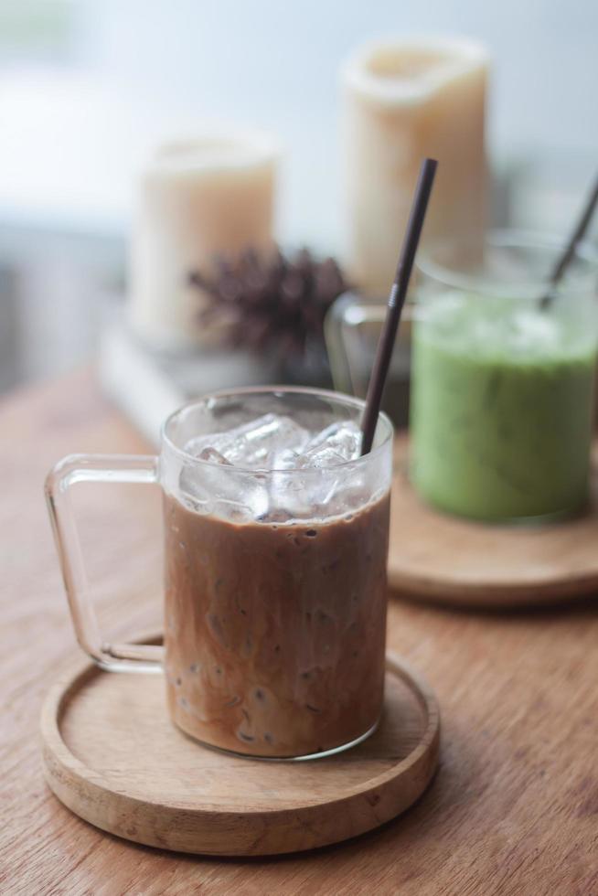 bebidas geladas em uma cafeteria foto