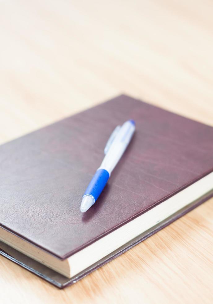 caderno de couro com caneta azul foto