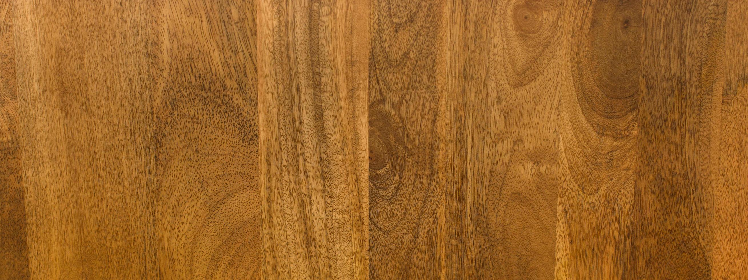 panorama da textura quente dos grãos de madeira foto