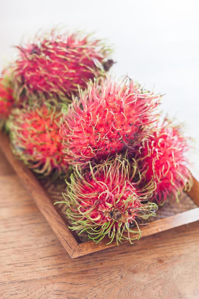 rambutans em uma mesa foto