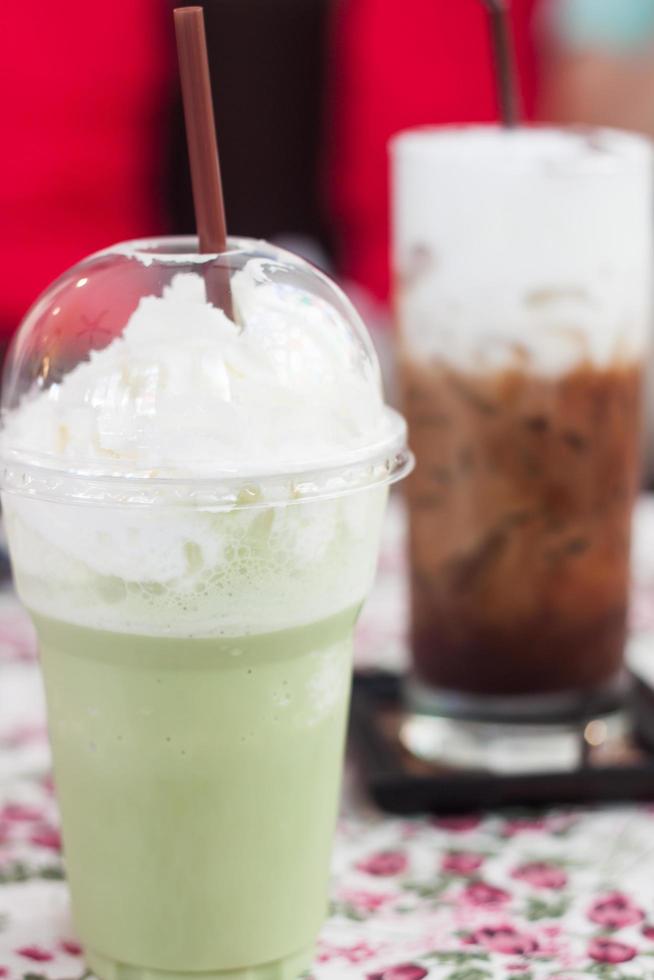 matcha frappe em uma mesa foto