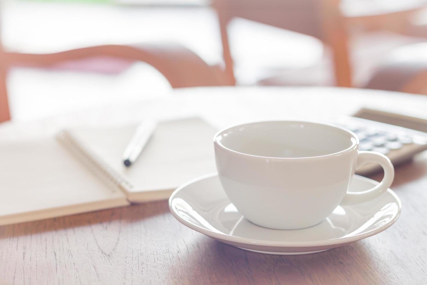 xícara de café na mesa de madeira em um café foto