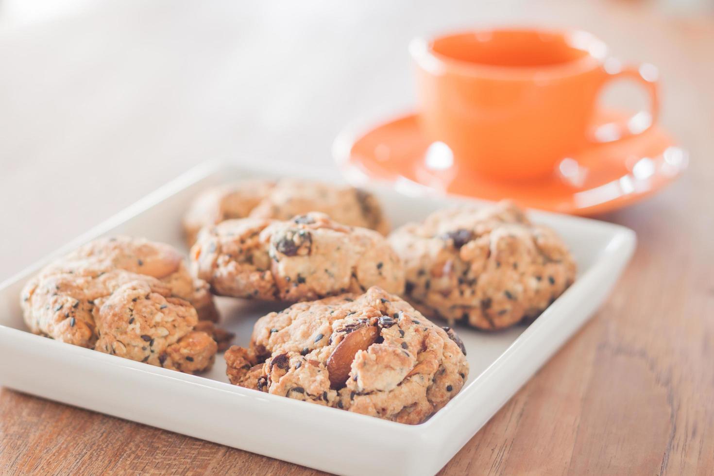 biscoitos de nozes com uma xícara de café expresso foto
