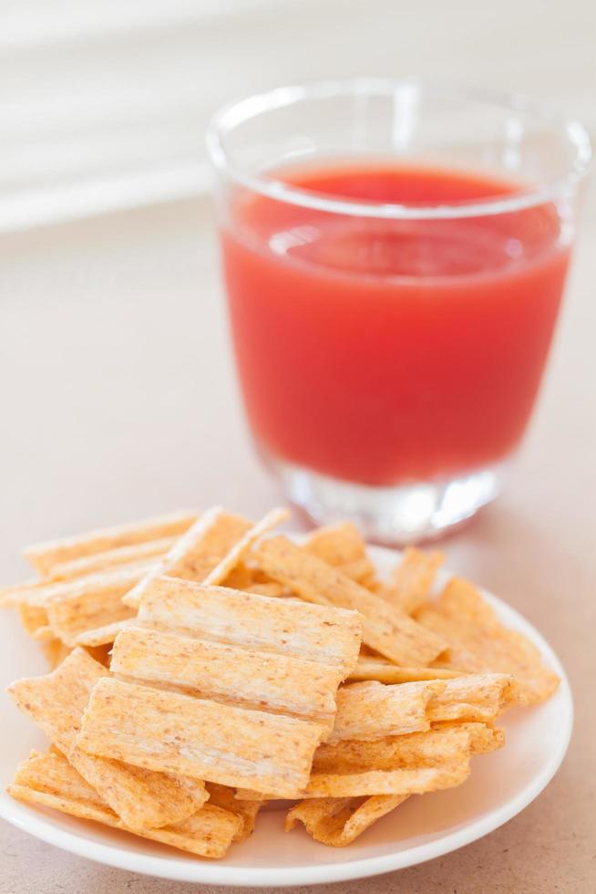 lanche com ponche de frutas foto