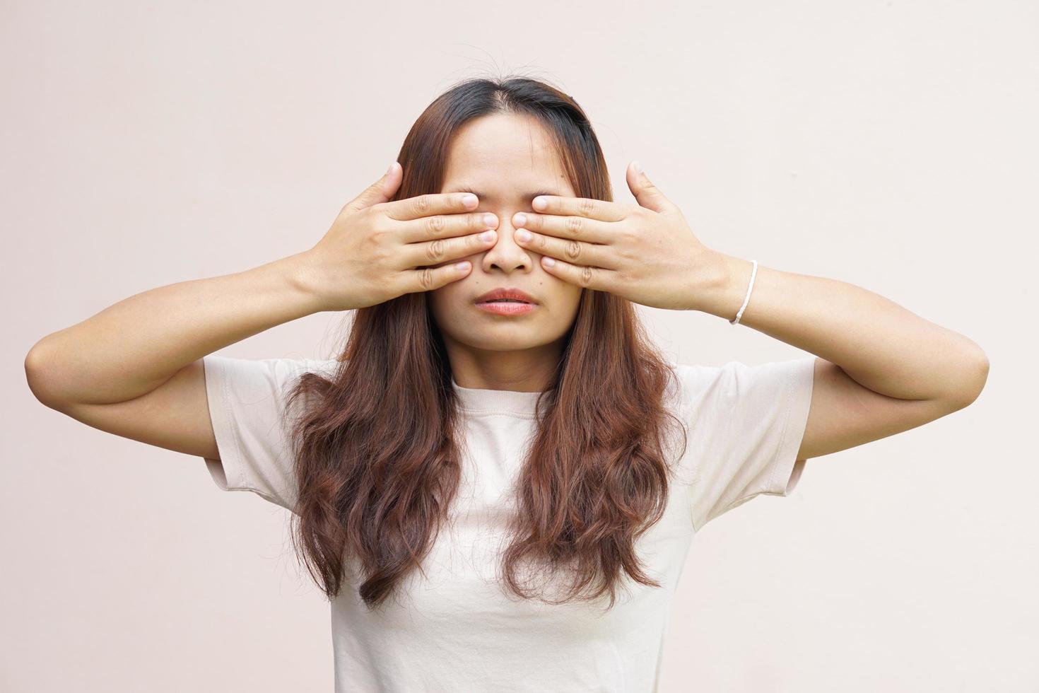 as mulheres asiáticas têm muita fadiga ocular foto