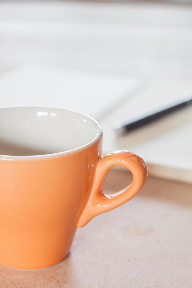 xícara de café laranja foto