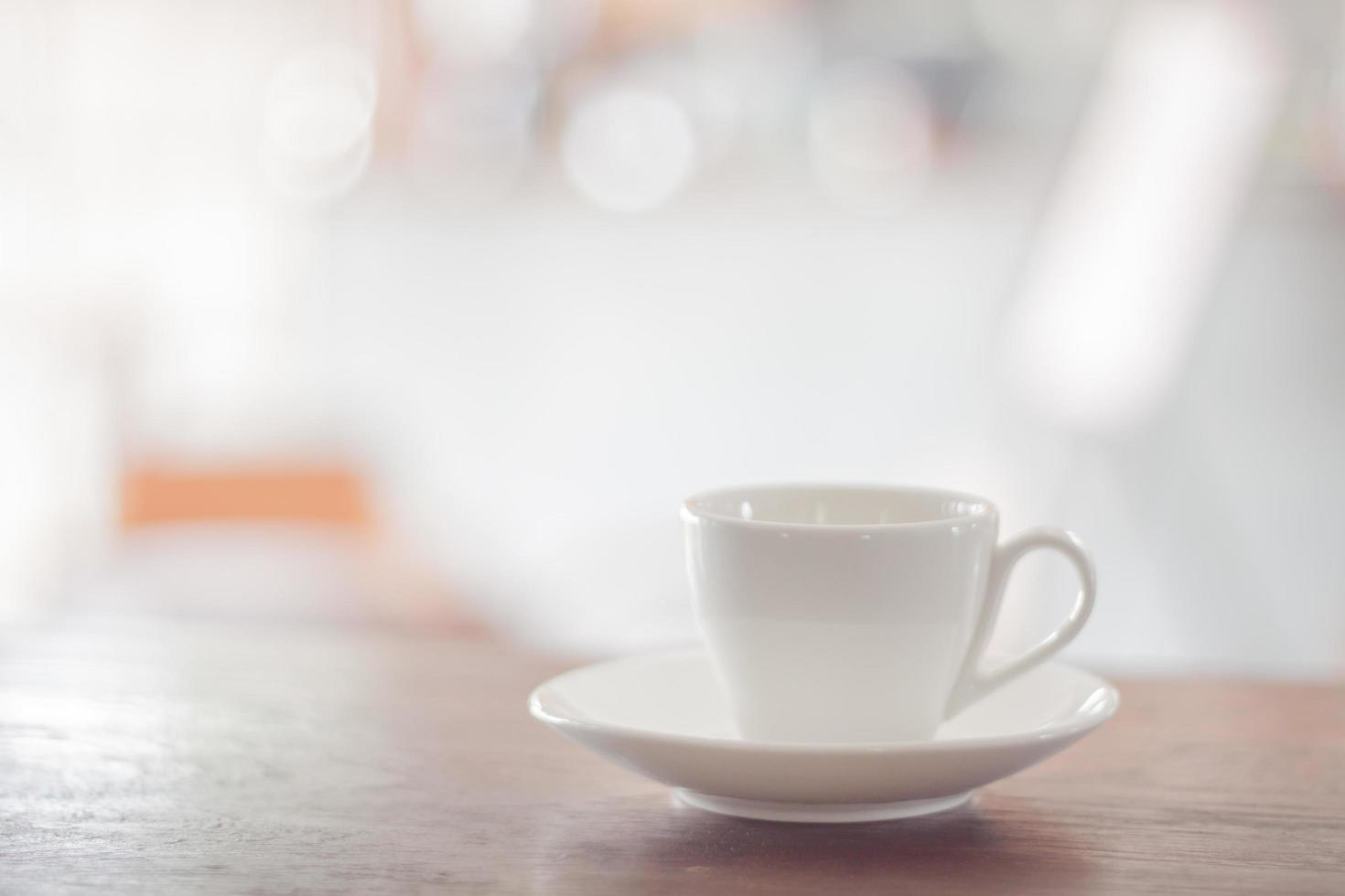 xícara de café branco em uma mesa foto