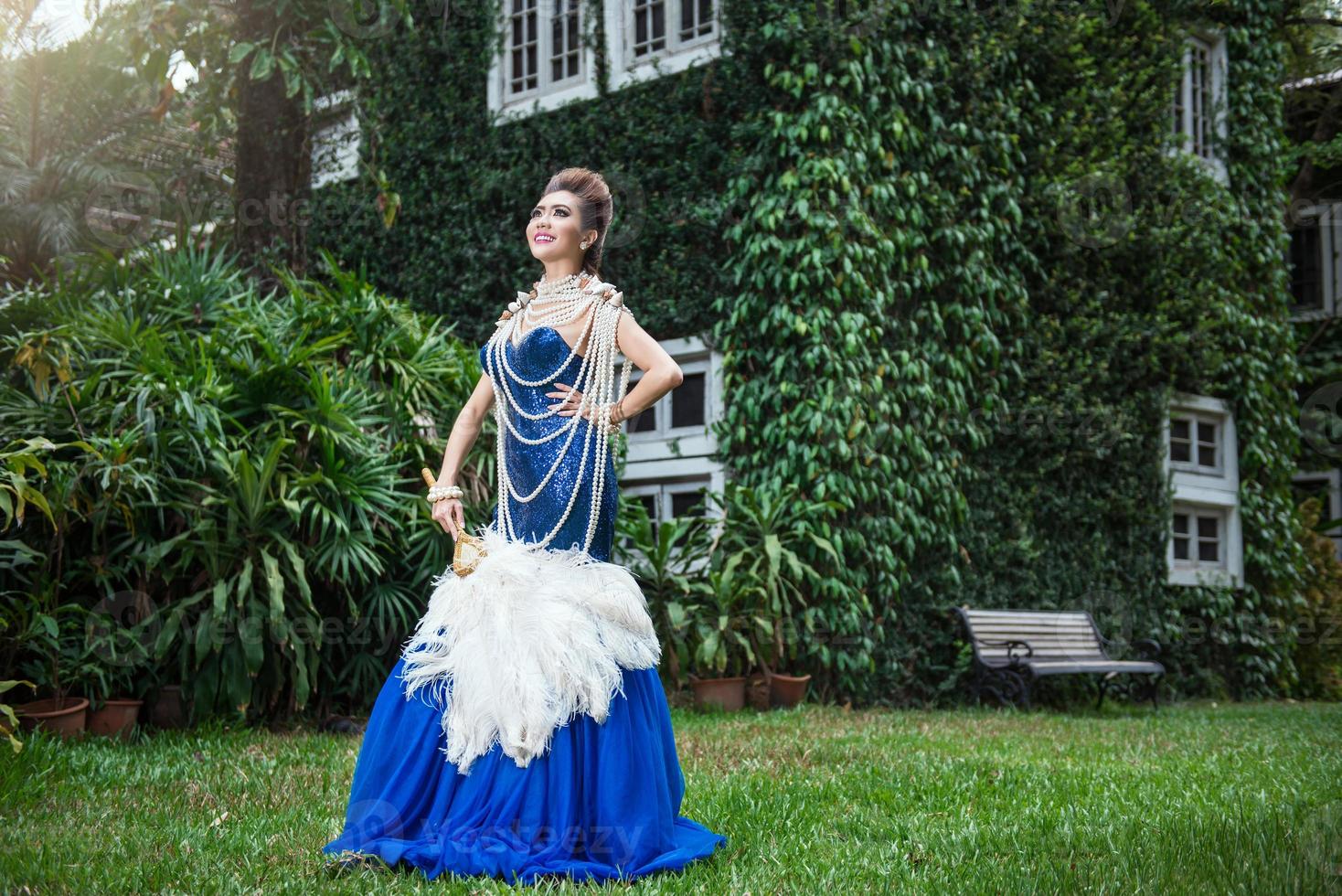 bela dama de vestido azul de luxo com pérola foto