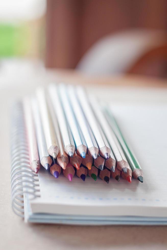 lápis coloridos com caderno foto