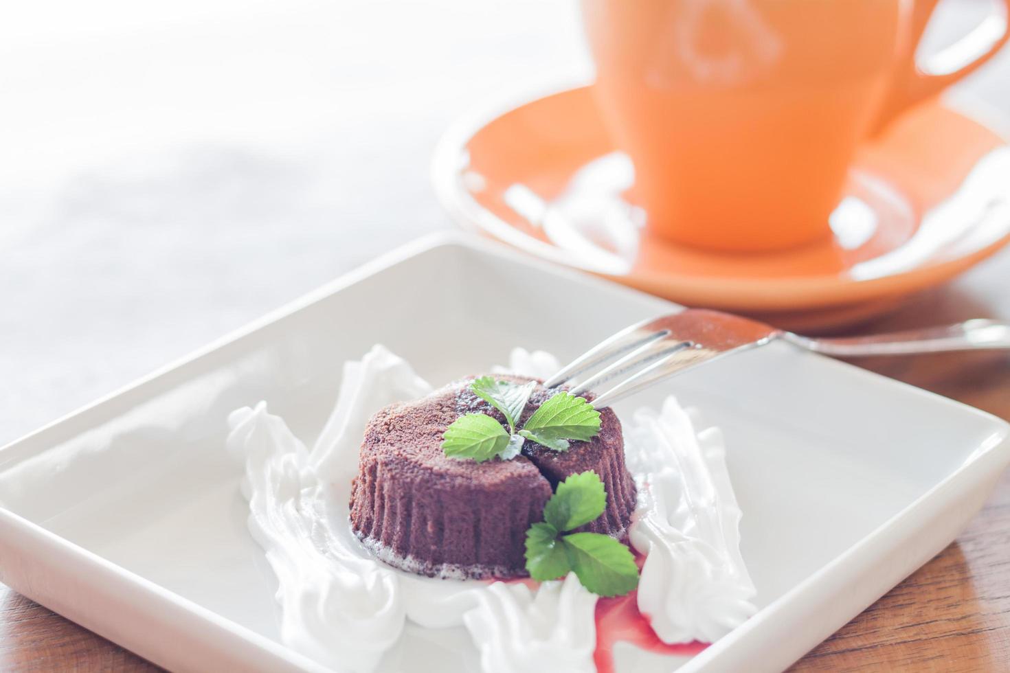 lava de chocolate com uma xícara de café laranja foto