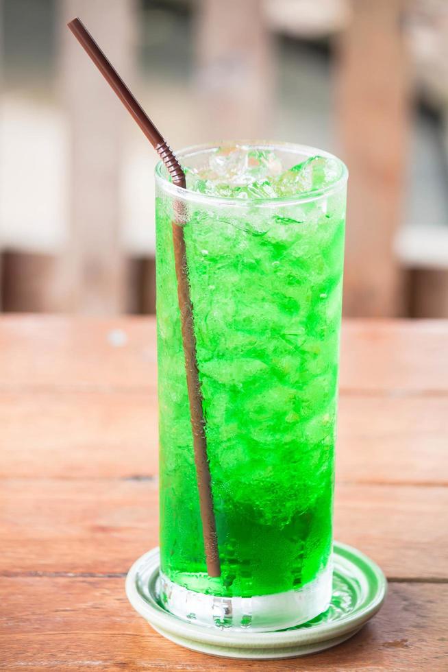 bebida verde gelada em uma mesa foto