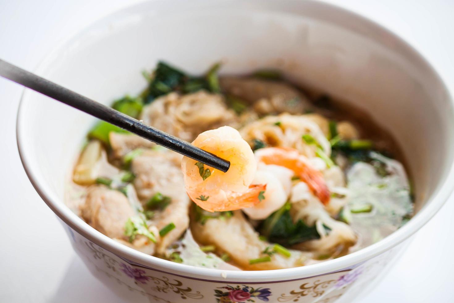 sopa picante de macarrão tailandês foto