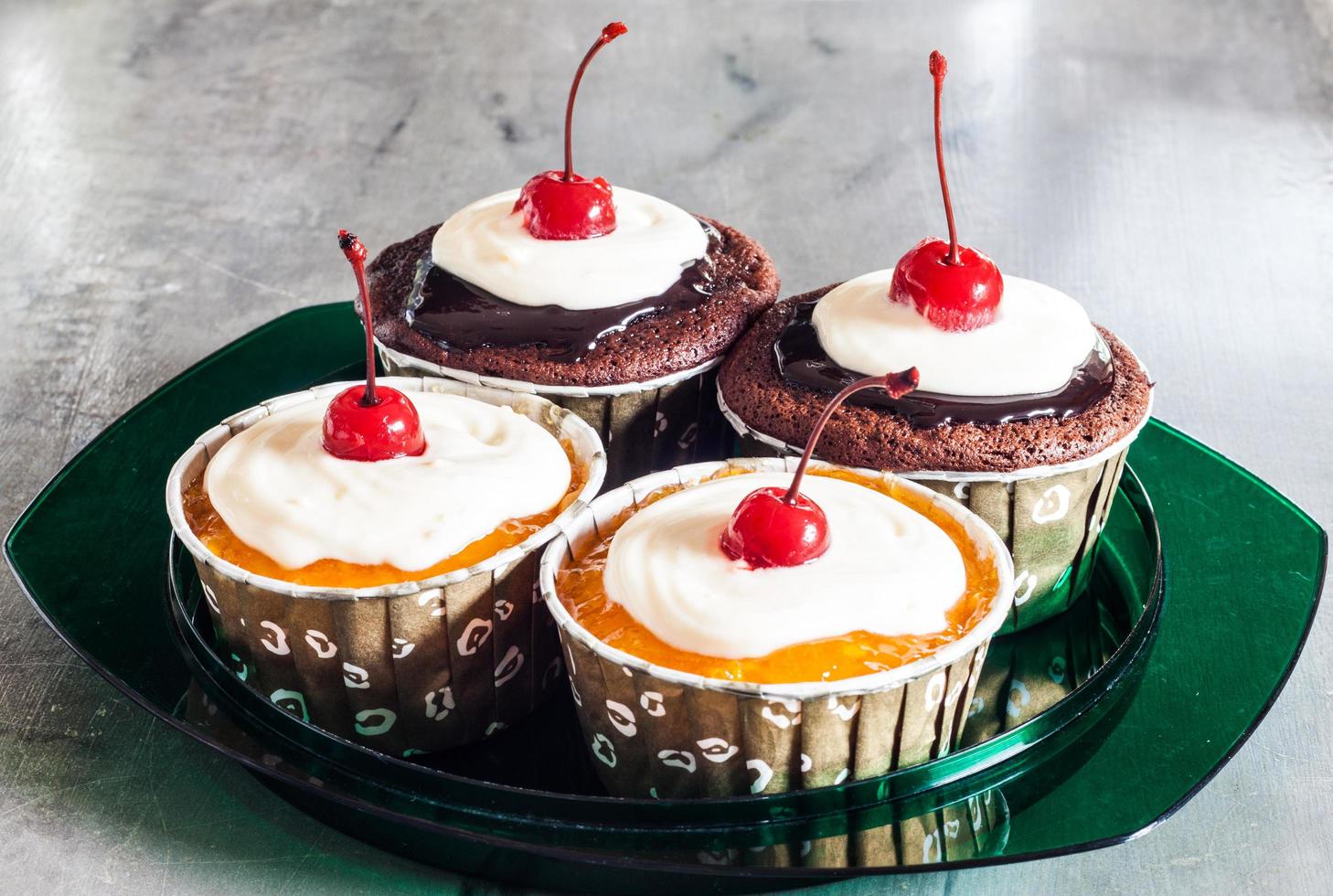 dois cupcakes de chocolate e dois de geléia de manteiga foto