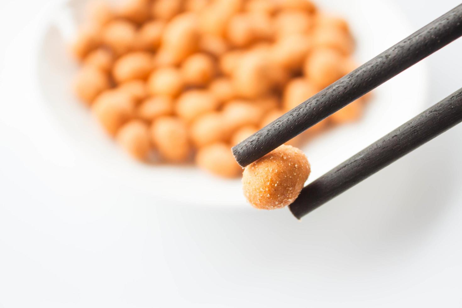 close-up de petisco picante de amendoim e pauzinhos foto