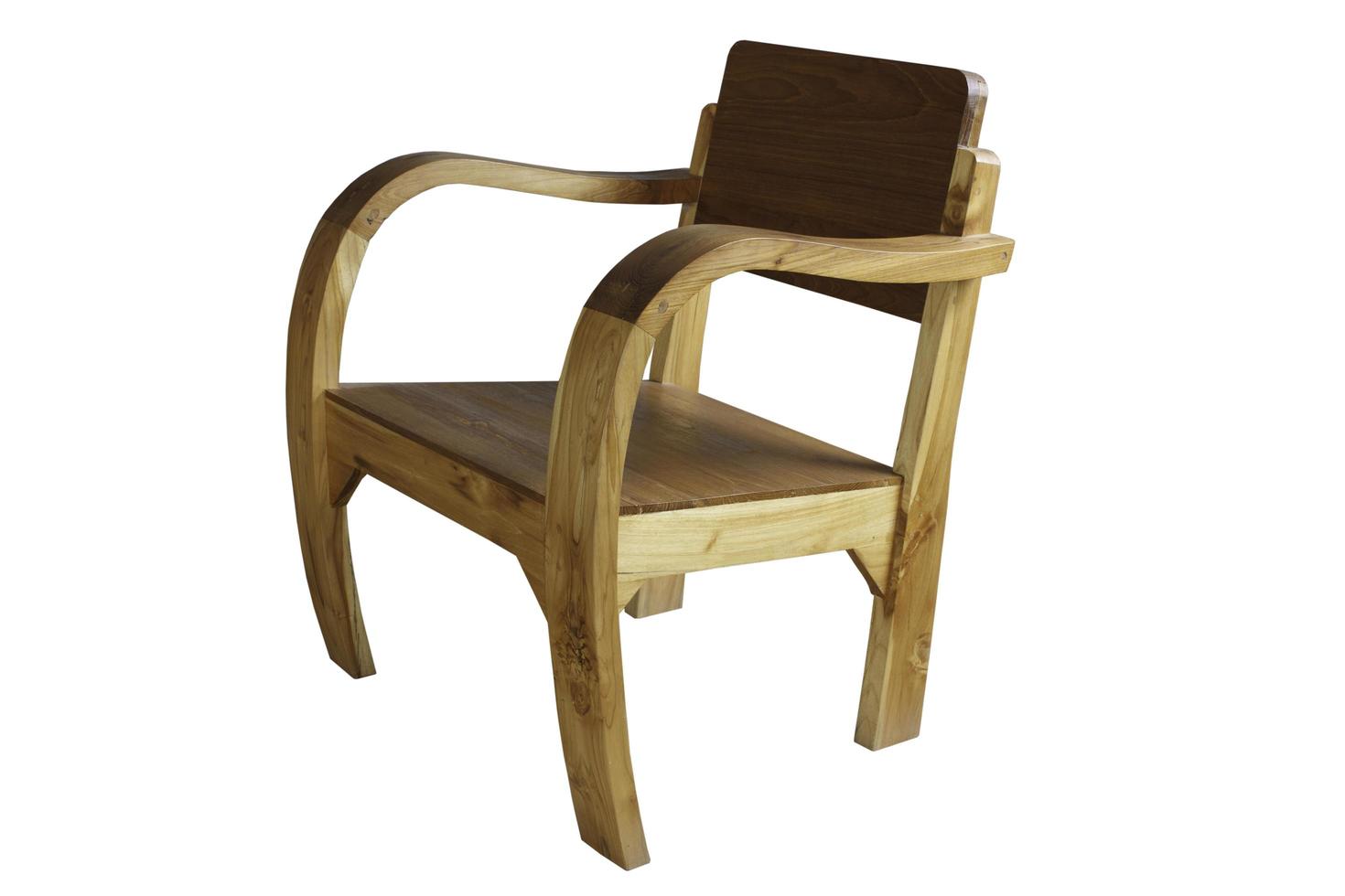vista lateral de uma cadeira redonda de madeira em um fundo branco foto