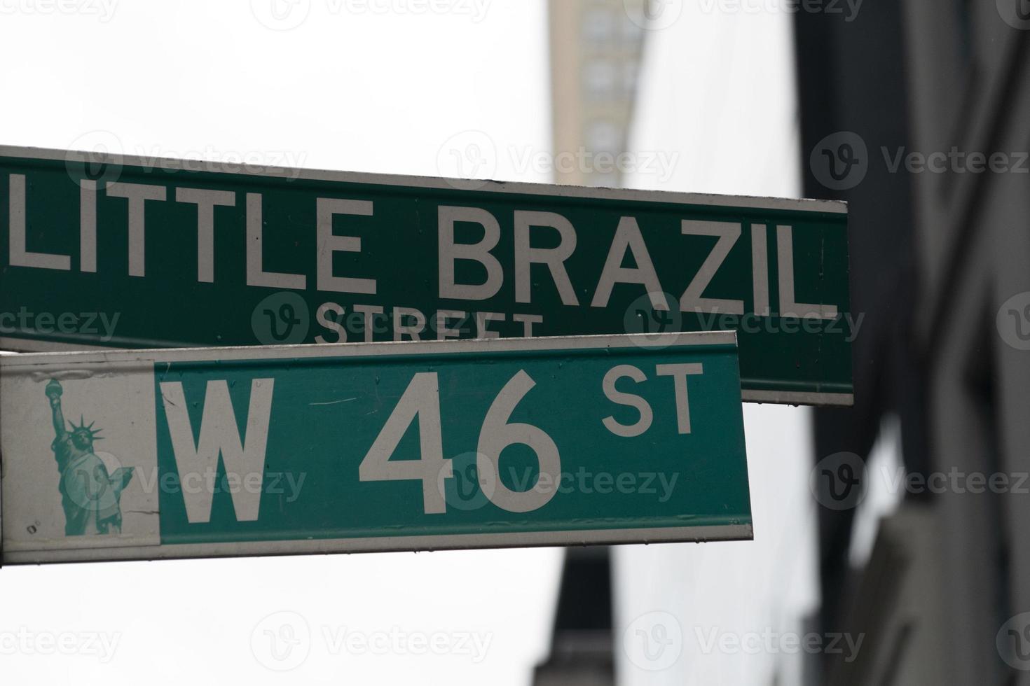 sinal de rua do pequeno brasil de nova york foto
