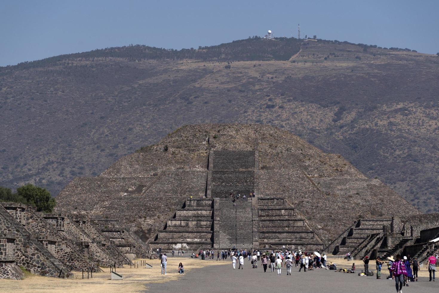 cidade do méxico, méxico - 30 de janeiro de 2019 - turista na pirâmide de teotihuacan méxico foto