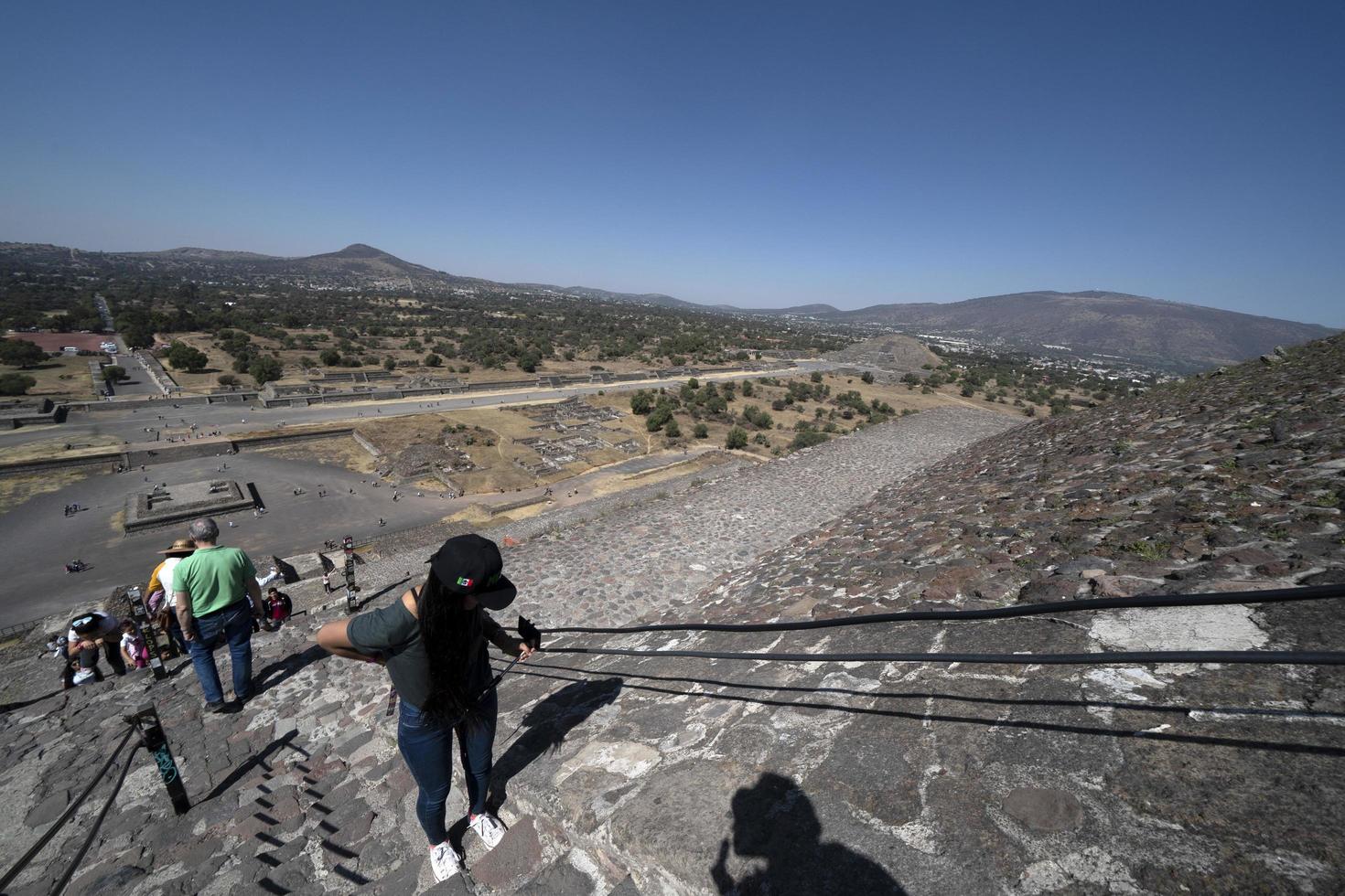 cidade do méxico, méxico - 30 de janeiro de 2019 - turista na pirâmide de teotihuacan méxico foto