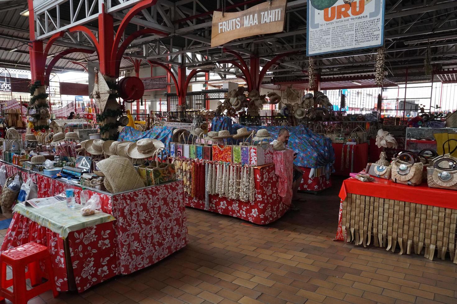tahiti, polinésia francesa - 4 de agosto de 2018 - mercado tradicional de papetee foto