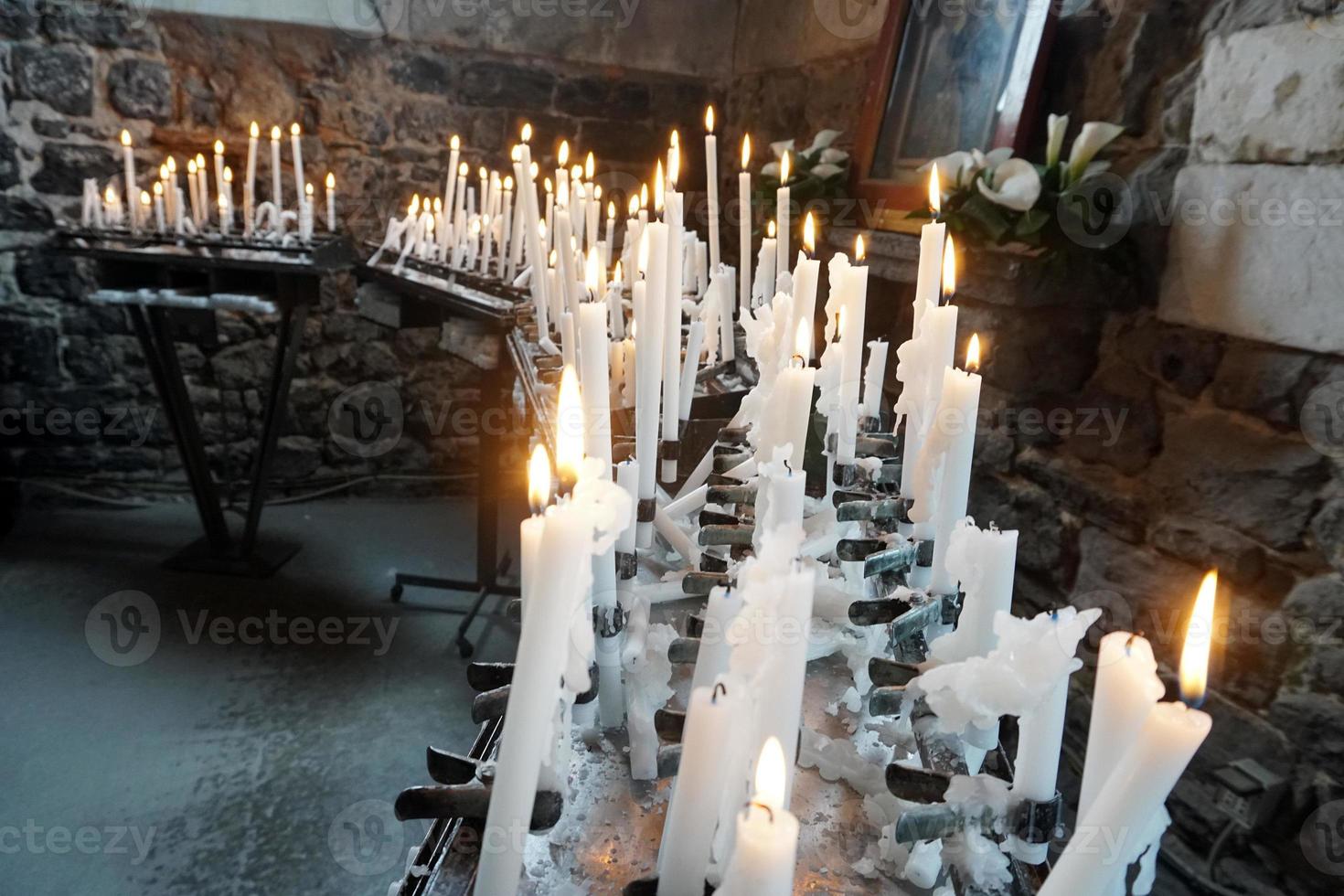 velas votivas da igreja chamas brancas foto