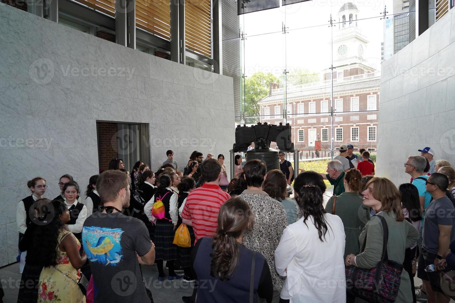 Filadélfia, EUA - 23 de maio de 2018 - visitantes no Liberty Bell foto