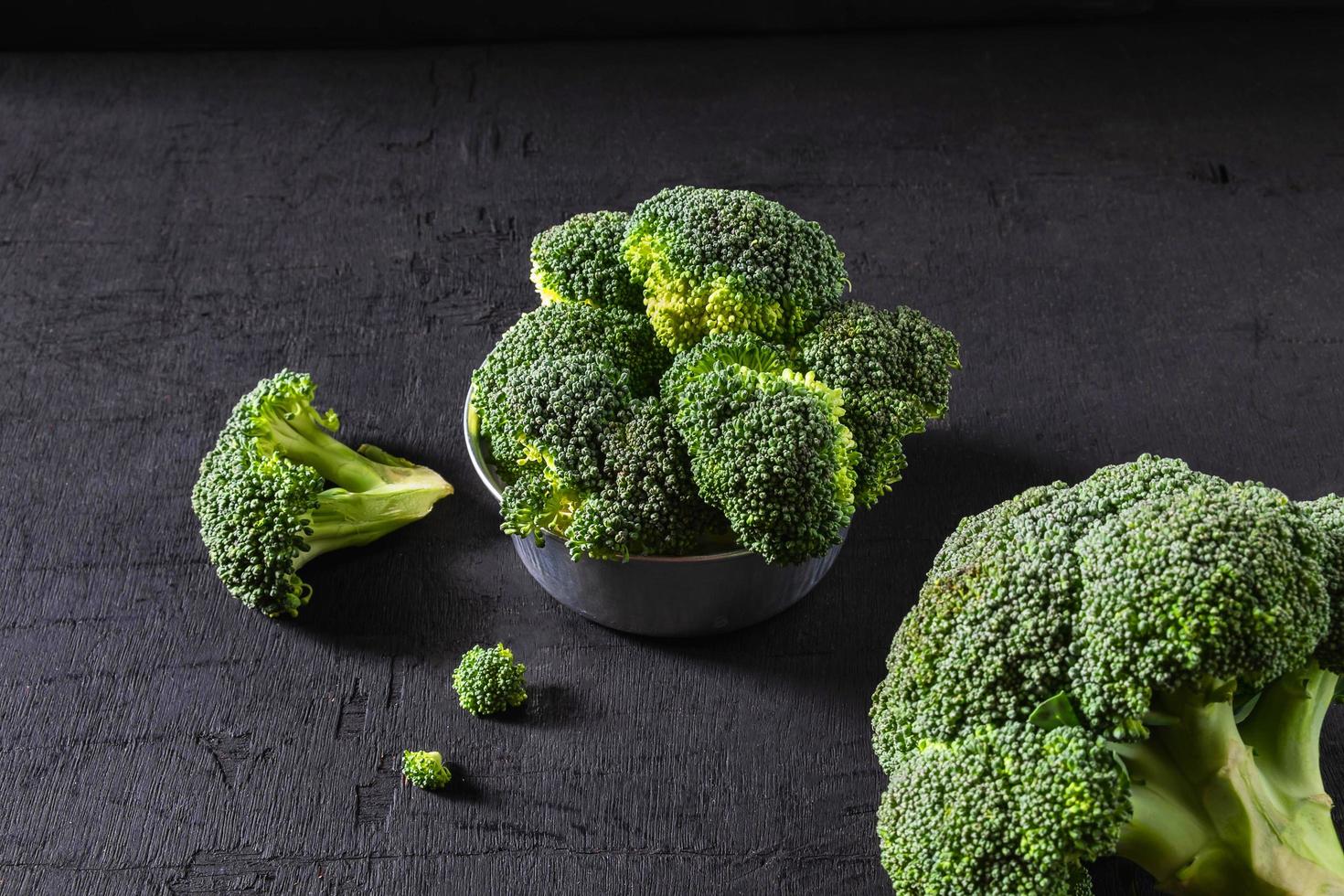 brócolis em uma tigela foto