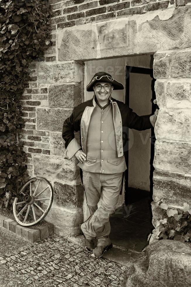 homem vestido do século dezoito explorador marinheiro cozinheiro estilo capitão em sépia foto
