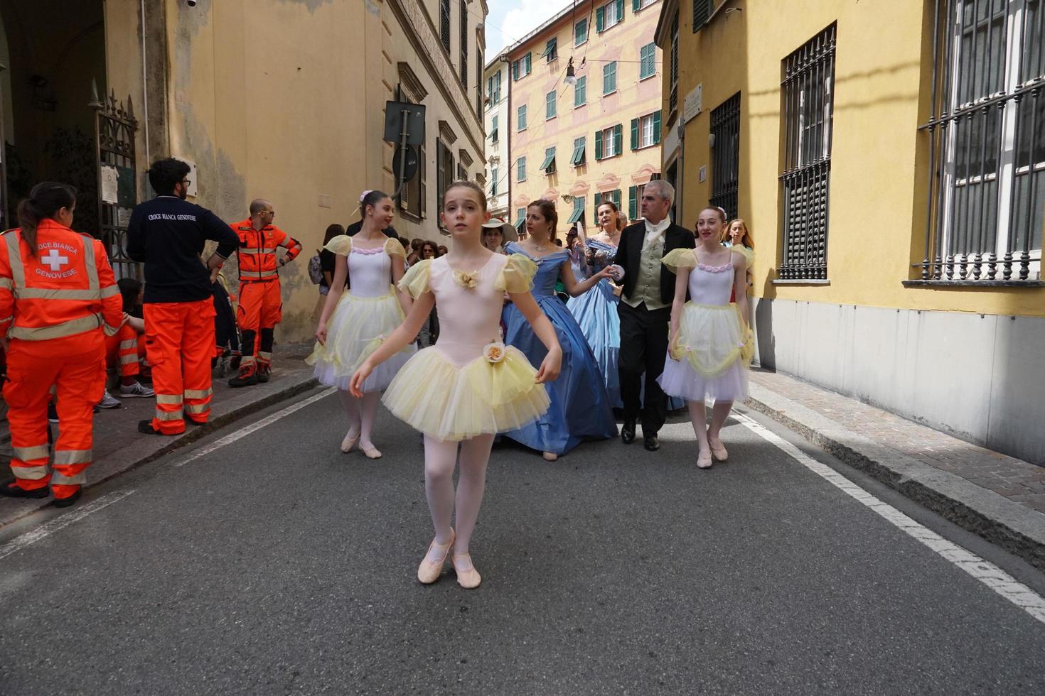 Gênova, Itália - 5 de maio de 2018 - desfile de vestidos do século 19 para exibição da Euroflora no cenário único do Nervi foto