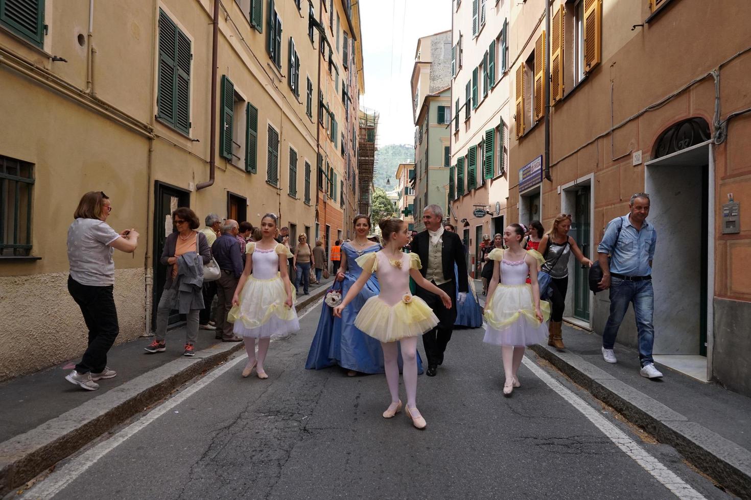 Gênova, Itália - 5 de maio de 2018 - desfile de vestidos do século 19 para exibição da Euroflora no cenário único do Nervi foto