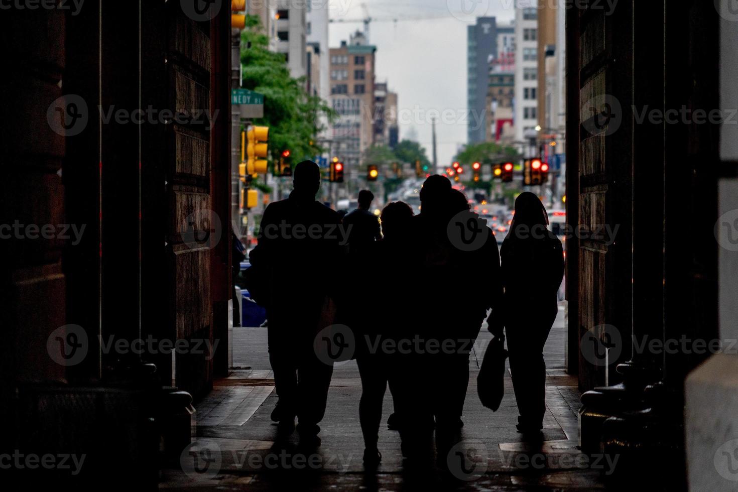 pessoas atravessando a porta da prefeitura na rua philadelphia foto
