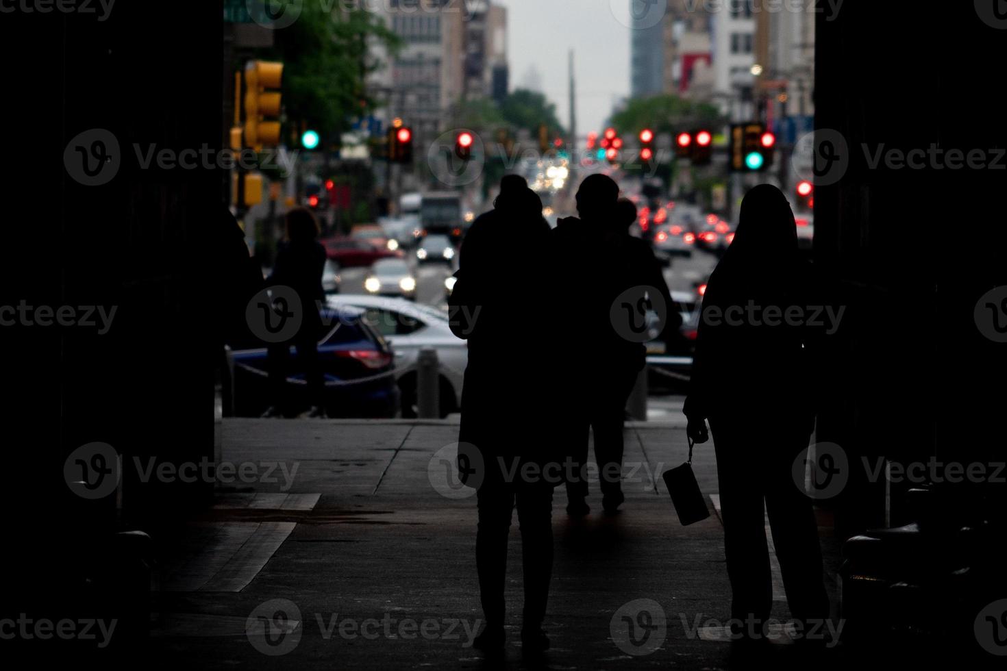 pessoas atravessando a porta da prefeitura na rua philadelphia foto