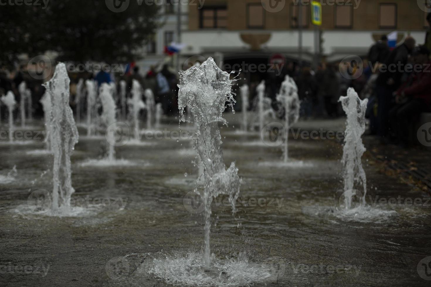 fonte plana na cidade. jatos de água na área. muitos jatos de fonte. foto