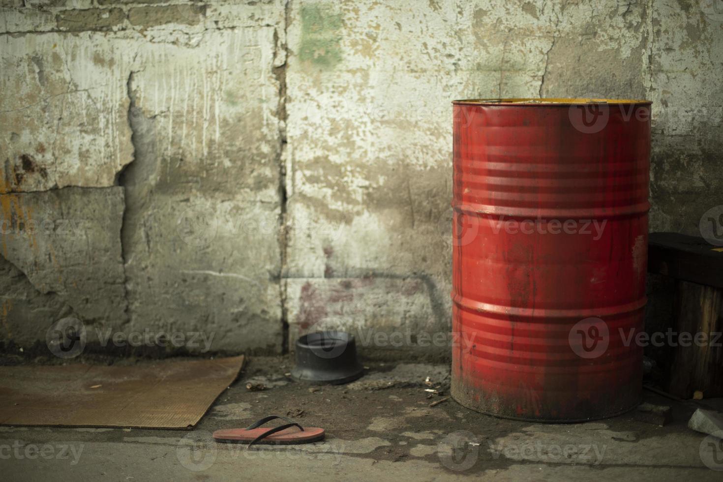 barril vermelho. zona industrial. tanque de combustível. foto