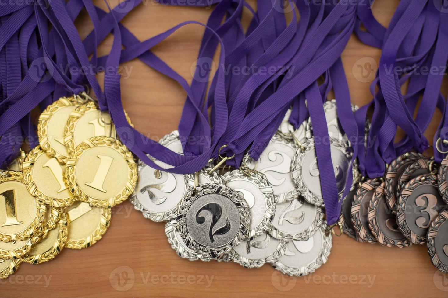 medalhas de metal. prêmios esportivos. marca da vitória. segundo lugar. foto