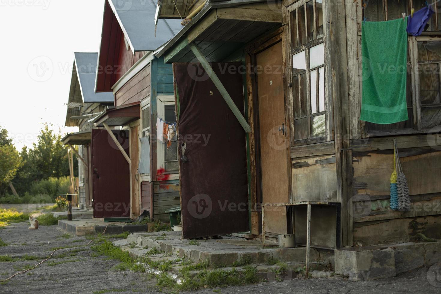 habitação em zona pobre. cabana na aldeia. casa feita de tábuas velhas. bairro pobre da cidade. foto