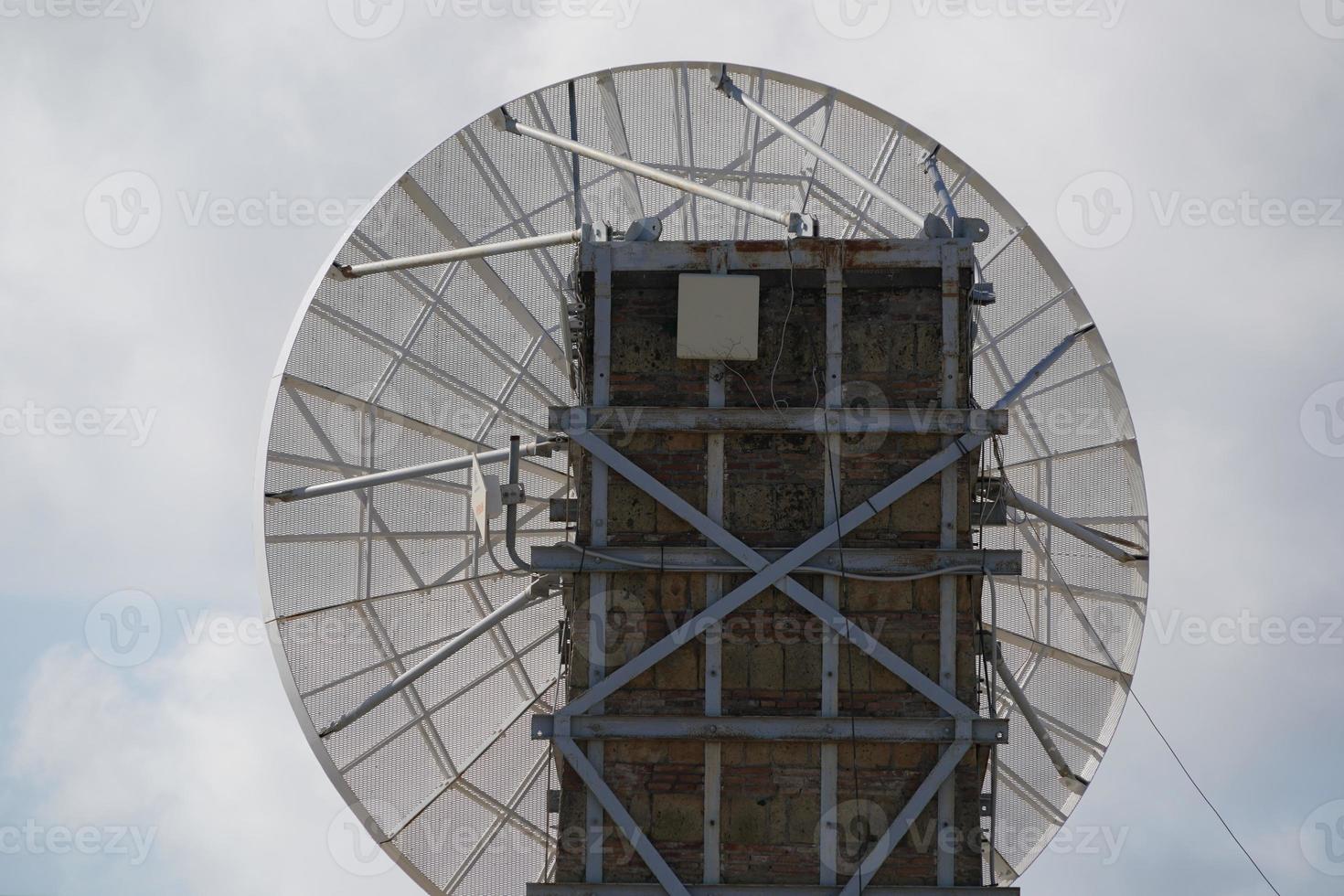 transmitindo grande antena no céu azul foto