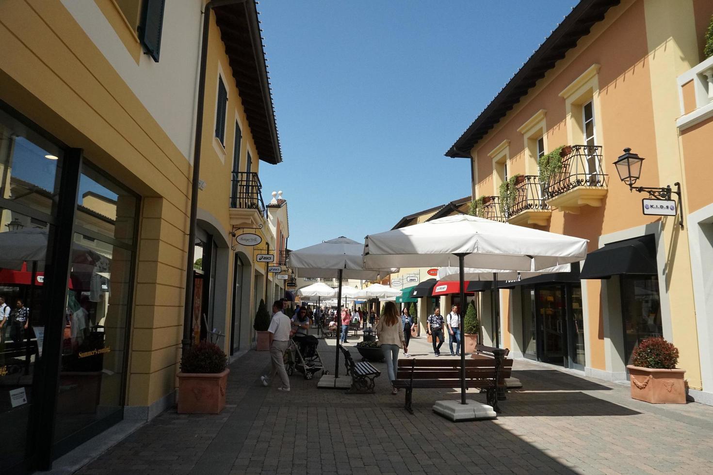 serravalle scrivia, itália - 23 de abril de 2018 - a temporada de meados do verão em designer outled está começando foto