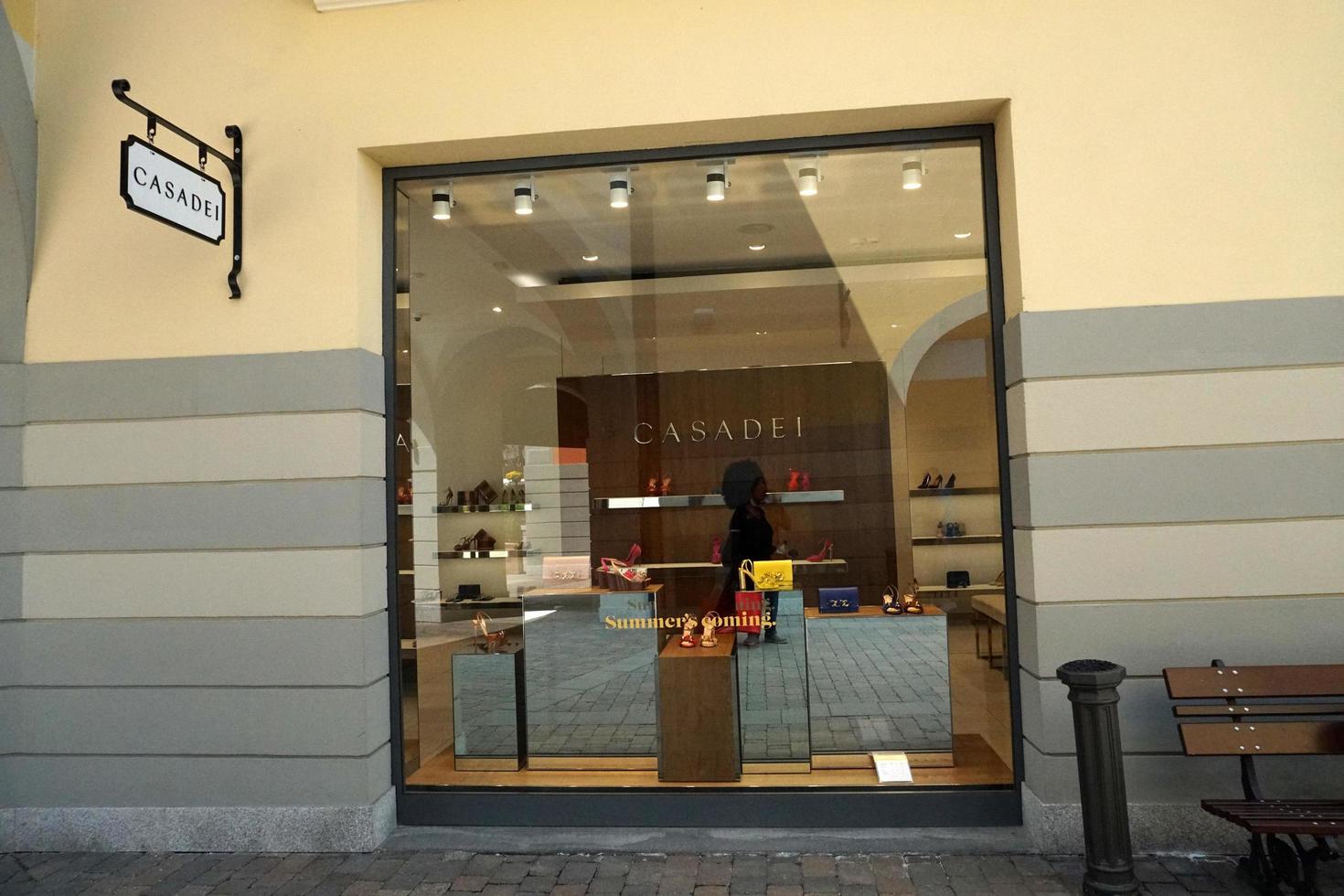 serravalle scrivia, itália - 23 de abril de 2018 - a temporada de meados do verão em designer outled está começando foto