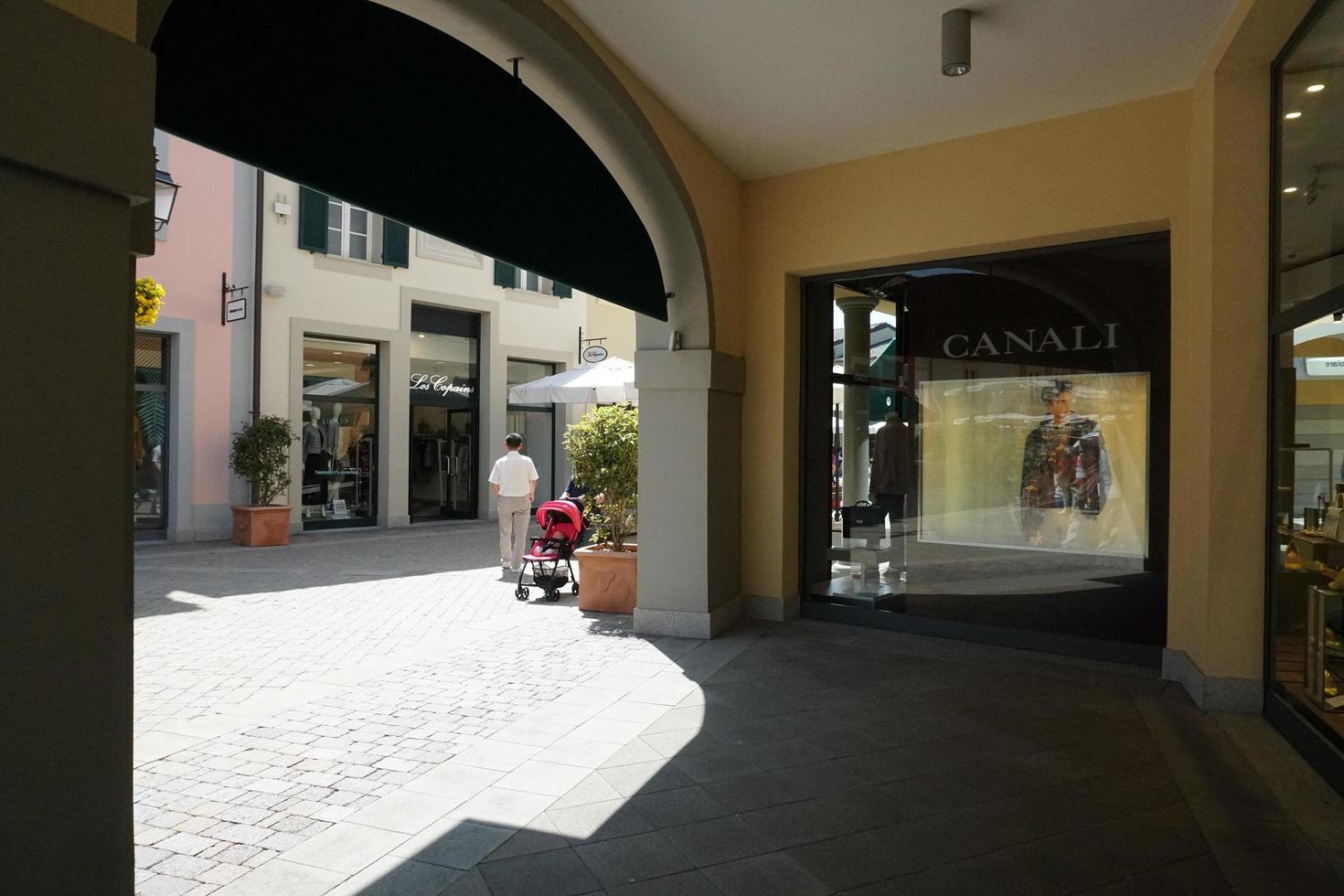 serravalle scrivia, itália - 23 de abril de 2018 - a temporada de meados do verão em designer outled está começando foto