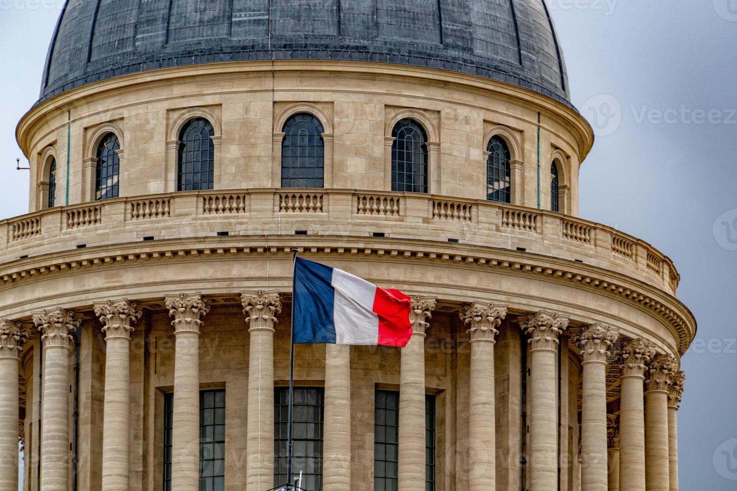 capitólio do panteão de paris com detalhe da bandeira francesa foto