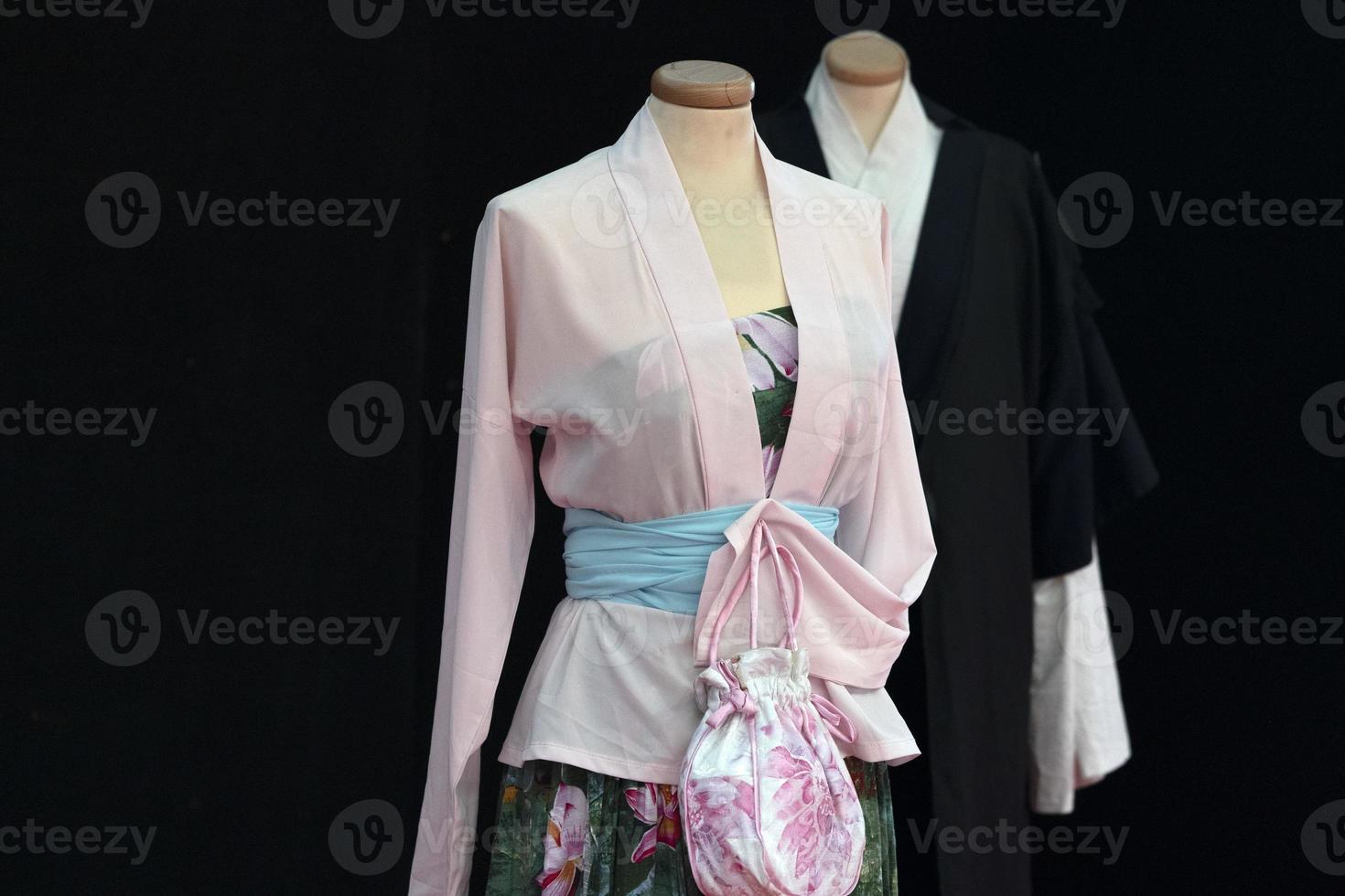 muitos vestidos de quimono japoneses no mercado foto