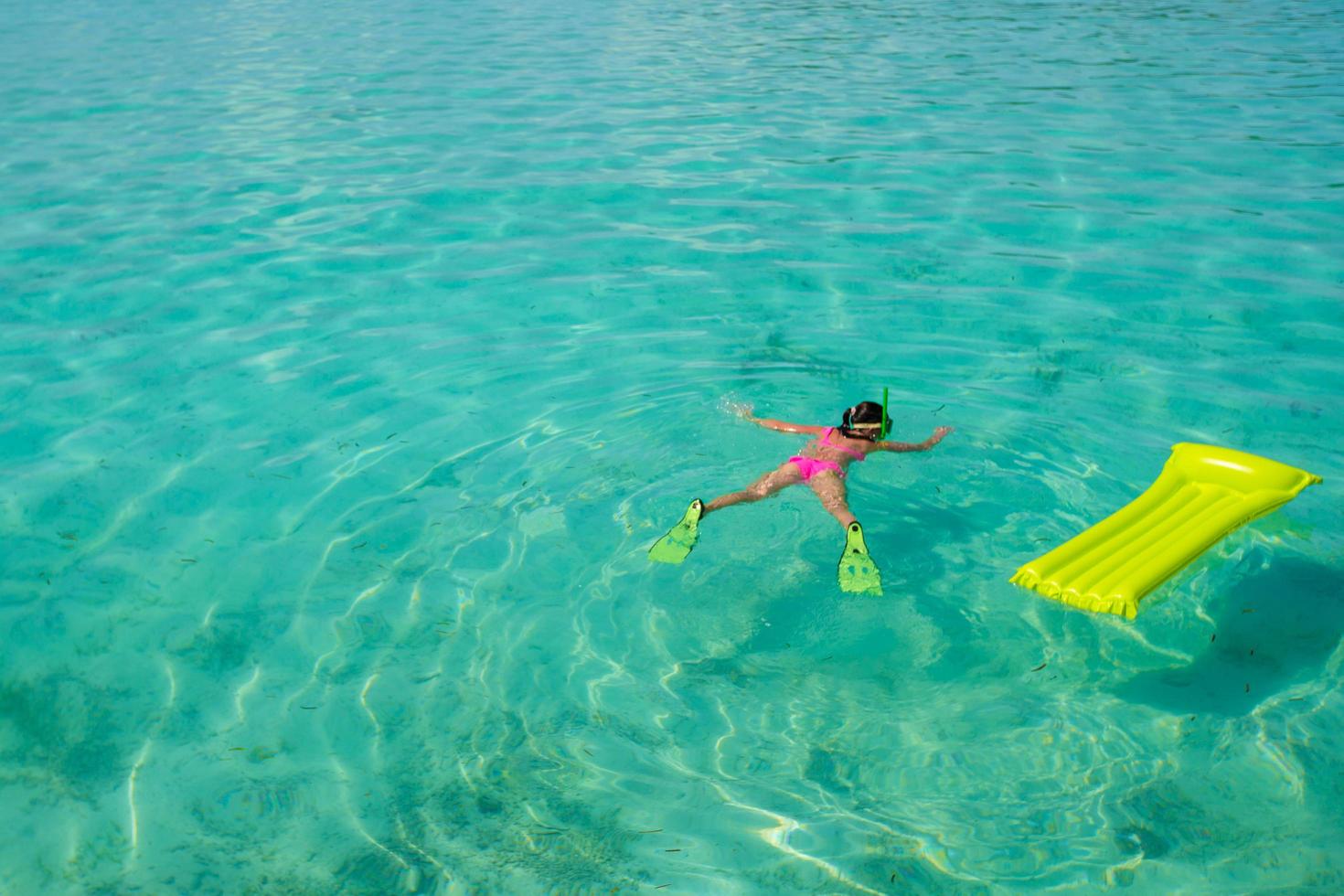 mulher mergulhando em águas tropicais foto