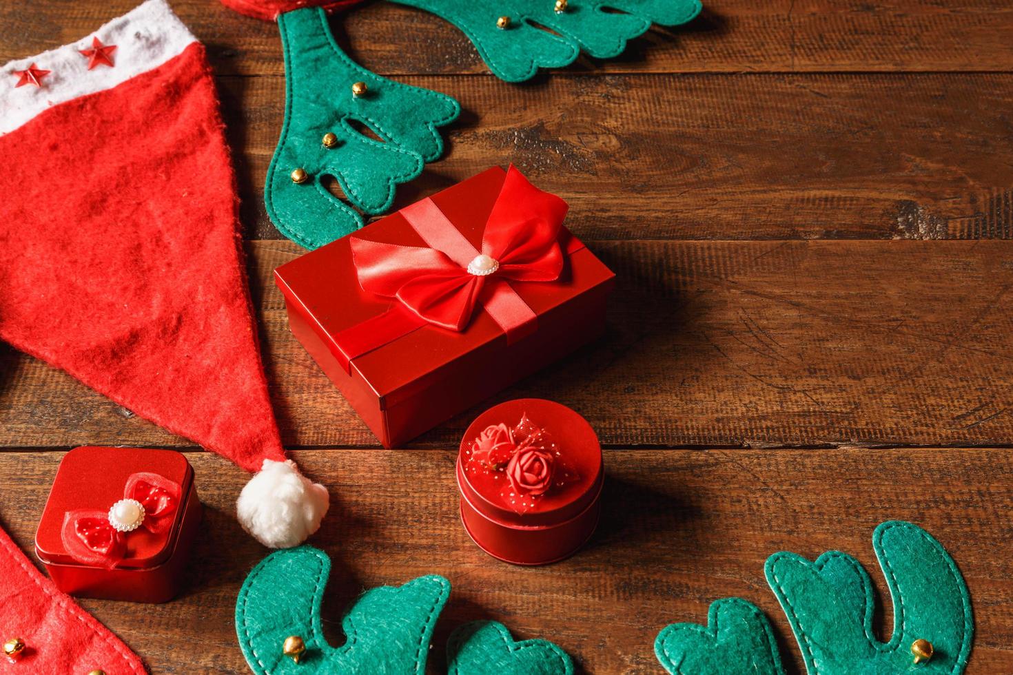 caixa de presente vermelha e chapéu de papai noel foto