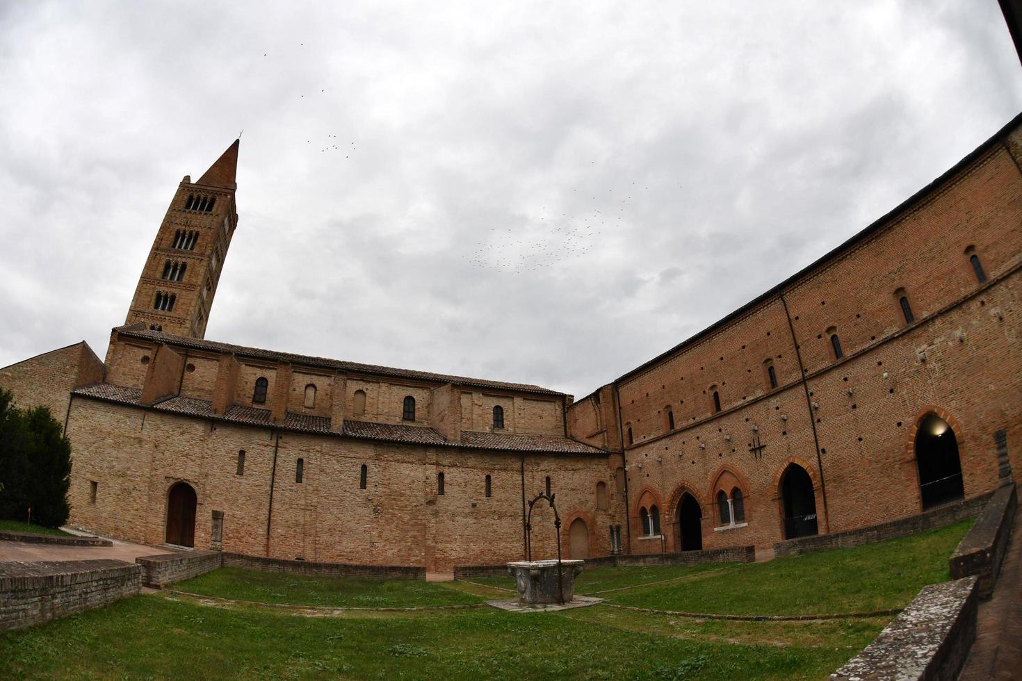 pomposa, itália - 9 de outubro de 2016 - abadia da igreja pomposa foto
