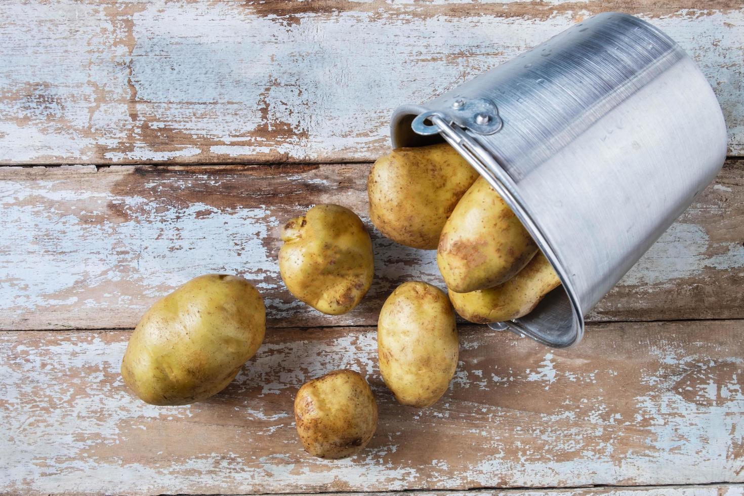 batatas em uma cesta foto