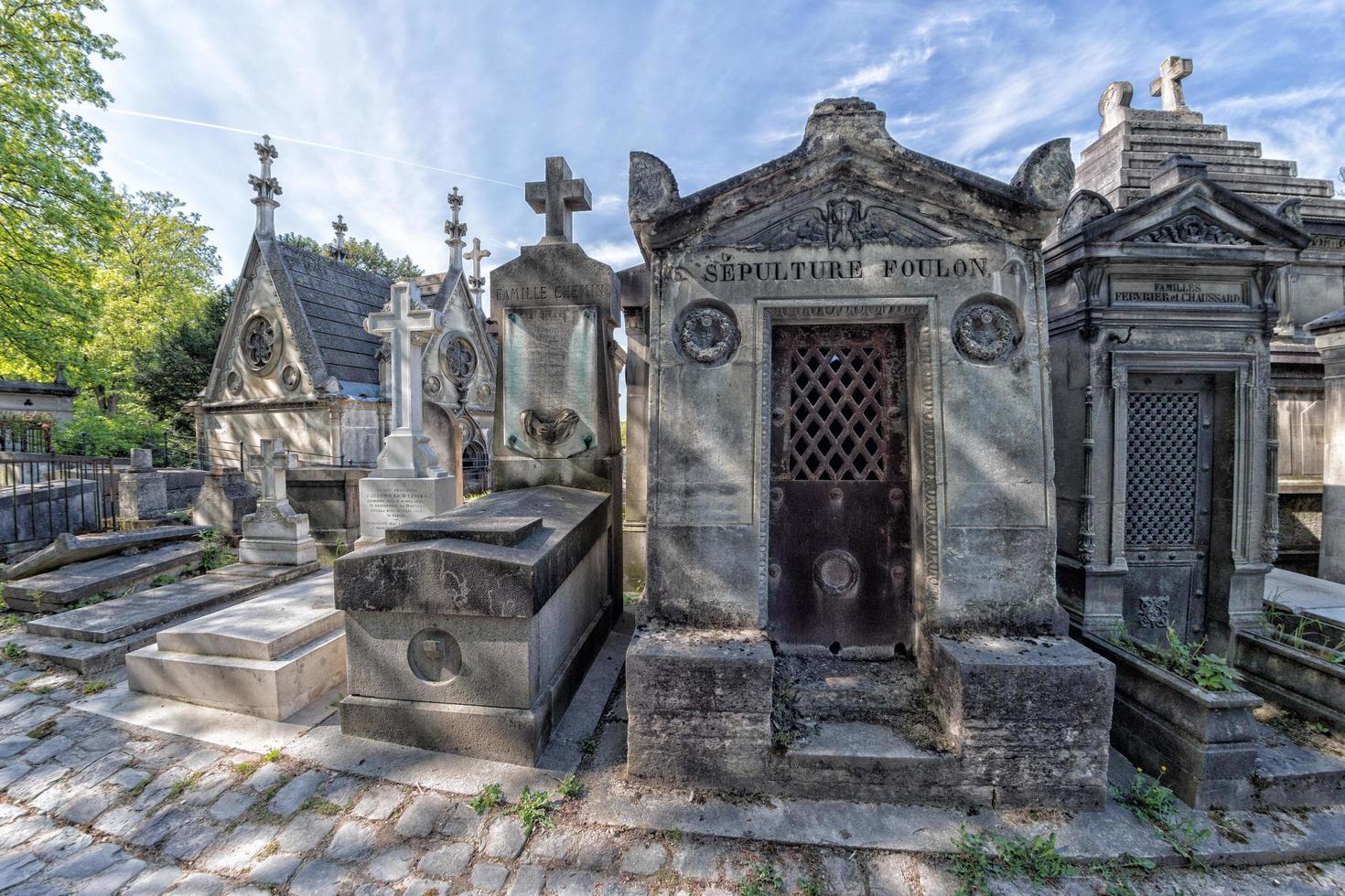 Paris, França - 2 de maio de 2016 sepulturas antigas no cemitério pere-lachaise foto