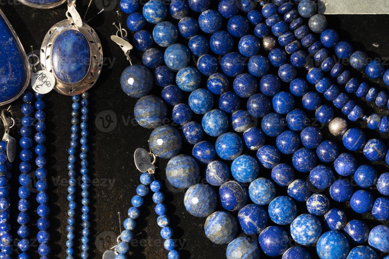 joias de brincos de colar de lápis-lazúli em exibição em um mercado de loja foto