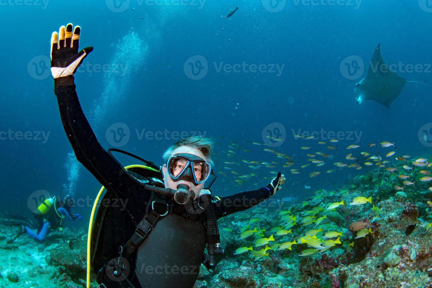 mergulhador e manta no retrato de fundo do oceano azul foto