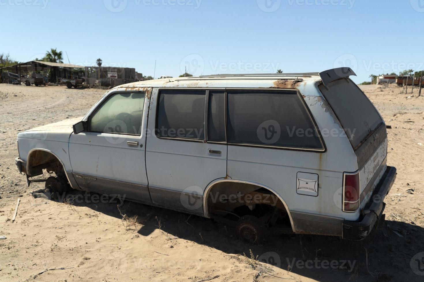 velho carro abandonado no ferro-velho em baja california sur mexico foto