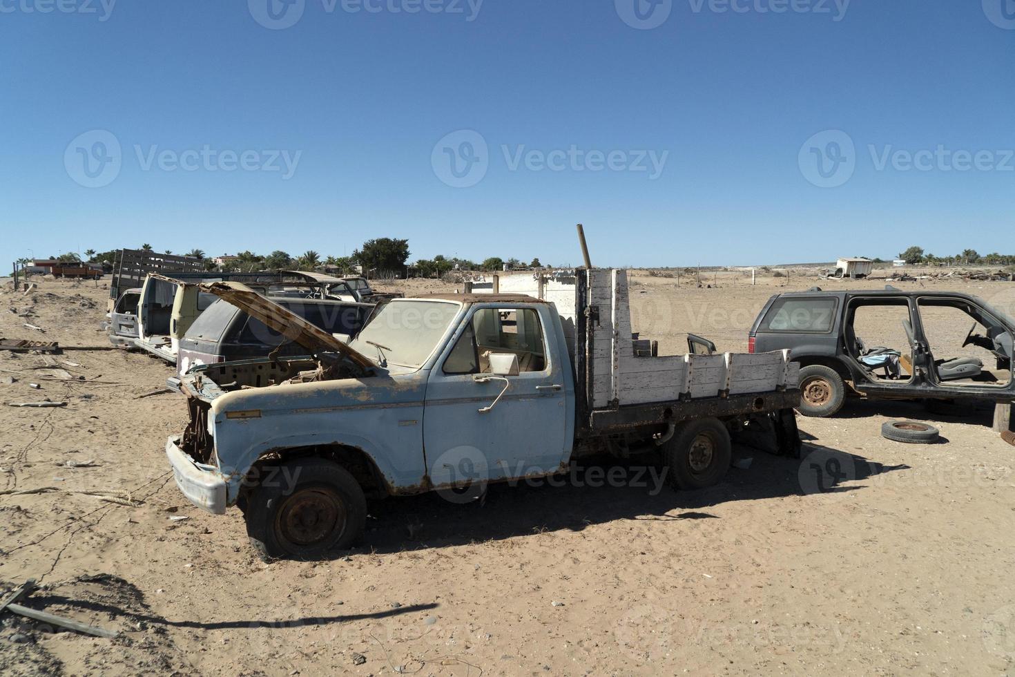 velho carro abandonado no ferro-velho em baja california sur mexico foto